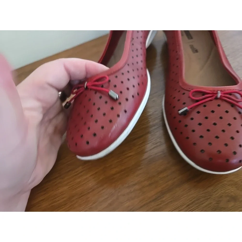 Clarks Collection Red Leather Perforated Soft Cushion Ballet Flats Womens 9